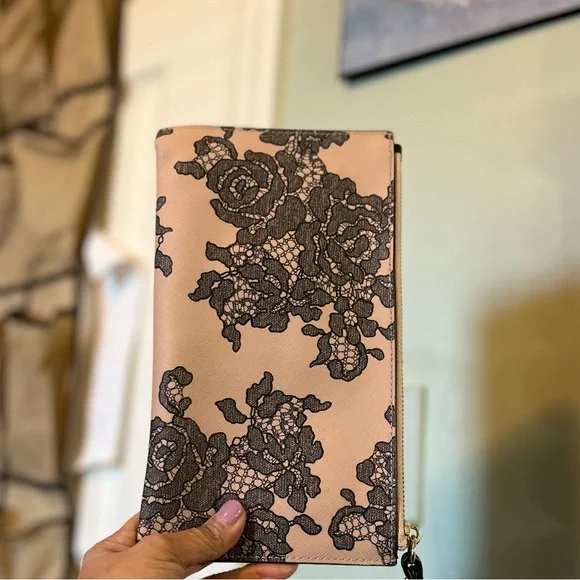 MICHAEL Michael Kors MICHAEL Michael Kors Emry Lace Wristlet PreLoved - Picture 5 of 11